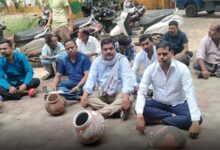 छिंदवाड़ा जल संकट धरना - पानी की समस्या को लेकर खाली मटकों के साथ धरना देते लोग