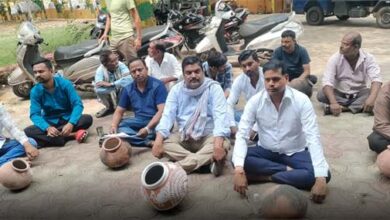 छिंदवाड़ा जल संकट धरना - पानी की समस्या को लेकर खाली मटकों के साथ धरना देते लोग