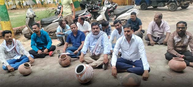 छिंदवाड़ा जल संकट धरना - पानी की समस्या को लेकर खाली मटकों के साथ धरना देते लोग