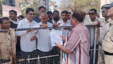 рдЫрд┐рдВрджрд╡рд╛рдбрд╝рд╛ рд╕реНрд╡рд╛рд╕реНрдереНрдп рд╡рд┐рднрд╛рдЧ рднрд░реНрддреА рд╡рд┐рд╡рд╛рдж - CMHO рдХрд╛рд░реНрдпрд╛рд▓рдп рдзрд░рдирд╛ рдкреНрд░рджрд░реНрд╢рди рдХрд░реНрдордЪрд╛рд░реА