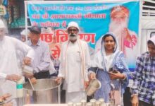 छिंदवाड़ा छाछ सेवा - बस स्टैंड पर लोगों को नि:शुल्क छाछ वितरित करते स्वयंसेवक