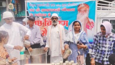 छिंदवाड़ा छाछ सेवा - बस स्टैंड पर लोगों को नि:शुल्क छाछ वितरित करते स्वयंसेवक