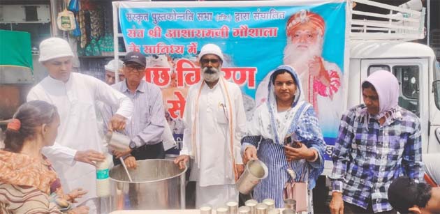 छिंदवाड़ा छाछ सेवा - बस स्टैंड पर लोगों को नि:शुल्क छाछ वितरित करते स्वयंसेवक