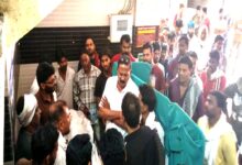 सिवनी नगर पालिका कर्मचारी मौत - हादसे के बाद अस्पताल में मौजूद जनप्रतिनिधि और परिजन