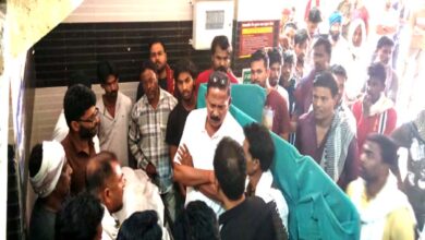 सिवनी नगर पालिका कर्मचारी मौत - हादसे के बाद अस्पताल में मौजूद जनप्रतिनिधि और परिजन