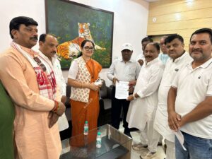 तरुण प्रकाश रेलवे दौरा - सिवनी रेलवे स्टेशन पर निरीक्षण करते महाप्रबंधक तरुण प्रकाश