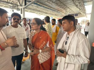 तरुण प्रकाश रेलवे दौरा - सिवनी रेलवे स्टेशन पर निरीक्षण करते महाप्रबंधक तरुण प्रकाश