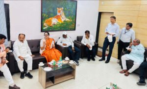 तरुण प्रकाश रेलवे दौरा - सिवनी रेलवे स्टेशन पर निरीक्षण करते महाप्रबंधक तरुण प्रकाश