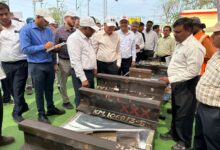 तरुण प्रकाश रेलवे दौरा - सिवनी रेलवे स्टेशन पर निरीक्षण करते महाप्रबंधक तरुण प्रकाश