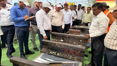 तरुण प्रकाश रेलवे दौरा - सिवनी रेलवे स्टेशन पर निरीक्षण करते महाप्रबंधक तरुण प्रकाश