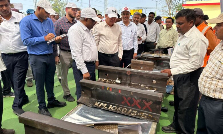 तरुण प्रकाश रेलवे दौरा - सिवनी रेलवे स्टेशन पर निरीक्षण करते महाप्रबंधक तरुण प्रकाश