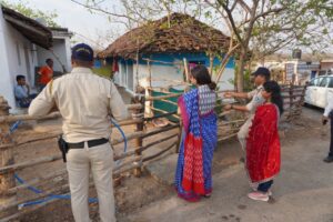 कलेक्टर नेहा मीना बंजरटोला विजिट - हितग्राही के घर में