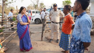 कलेक्टर नेहा मीना बंजरटोला विजिट - हितग्राही के घर में