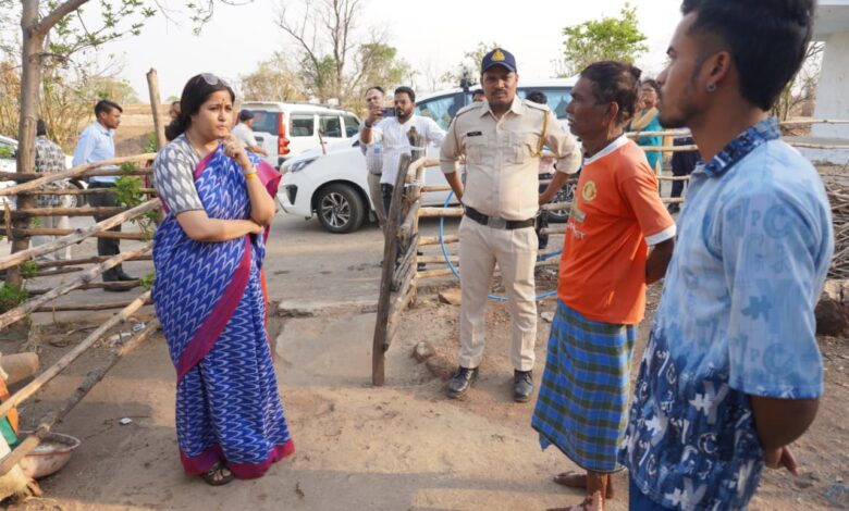 कलेक्टर नेहा मीना बंजरटोला विजिट - हितग्राही के घर में