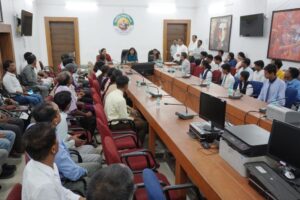 सिवनी मेधावी छात्र सम्मान - कलेक्टर नेहा मीना मेधावी छात्रों का सम्मान करते हुए