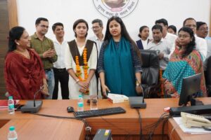 सिवनी मेधावी छात्र सम्मान - कलेक्टर नेहा मीना मेधावी छात्रों का सम्मान करते हुए