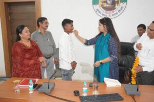 सिवनी मेधावी छात्र सम्मान - कलेक्टर नेहा मीना मेधावी छात्रों का सम्मान करते हुए