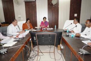 सिवनी कलेक्टर नेहा मीना शिक्षा समीक्षा बैठक करते हुए