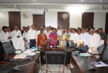 सिवनी कलेक्टर नेहा मीना शिक्षा बैठक करते हुए