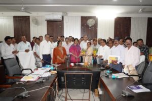 सिवनी कलेक्टर नेहा मीना शिक्षा बैठक करते हुए