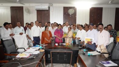 सिवनी कलेक्टर नेहा मीना शिक्षा बैठक करते हुए