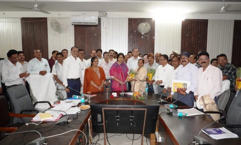 सिवनी कलेक्टर नेहा मीना शिक्षा बैठक करते हुए