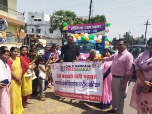 सिवनी में बाल विवाह मुक्त भारत अभियान के तहत जागरूकता वाहन को हरी झंडी दिखाते विधायक दिनेश राय