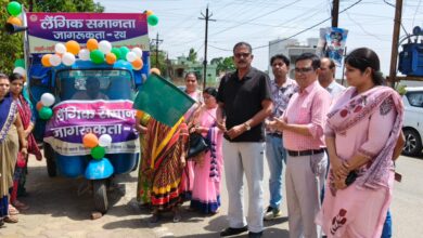 सिवनी में बाल विवाह मुक्त भारत अभियान के तहत जागरूकता वाहन को हरी झंडी दिखाते विधायक दिनेश राय