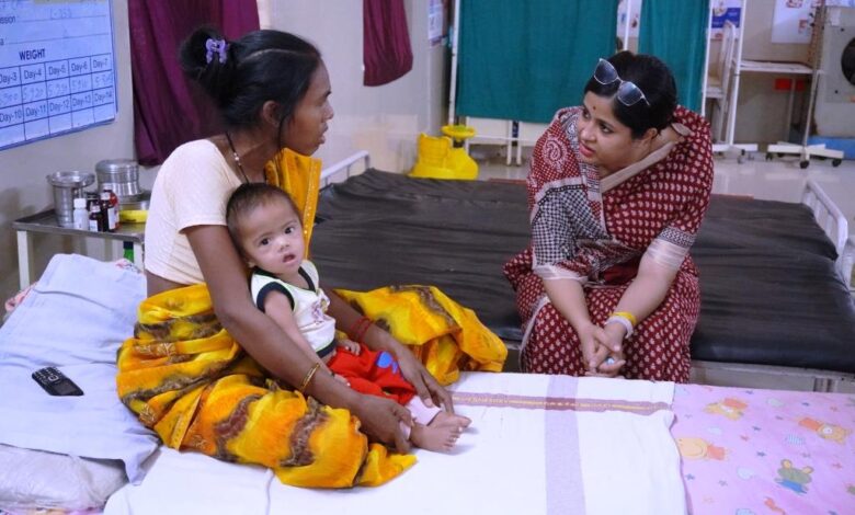 कलेक्टर अस्पताल औचक निरीक्षण , स्वास्थ्य व्यवस्थाओं का जायजा लेते हुए