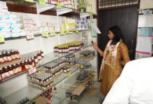 केवलारी सिविल अस्पताल निरीक्षण करते हुए कलेक्टर शीतला पटले