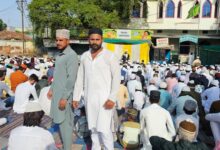 सिवनी की मस्जिद नूर अंबिया में ईद-उल-अजहा की नमाज़ अदा करते मुस्लिम समाज के लोग