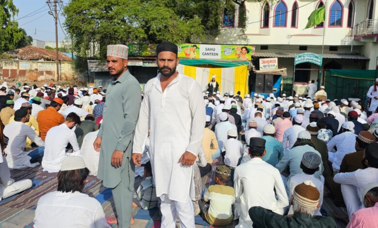 सिवनी की मस्जिद नूर अंबिया में ईद-उल-अजहा की नमाज़ अदा करते मुस्लिम समाज के लोग