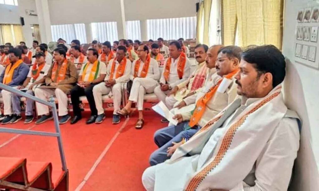भाजपा संगठनात्मक बैठक में क्षेत्रीय संगठन मंत्री अजय जामवाल ने दिया संगठन विस्तार और जनसंपर्क का मंत्र | Dainik Yashonnati अजय जामवाल सिवनी भाजपा संगठनात्मक बैठक को संबोधित करते हुए