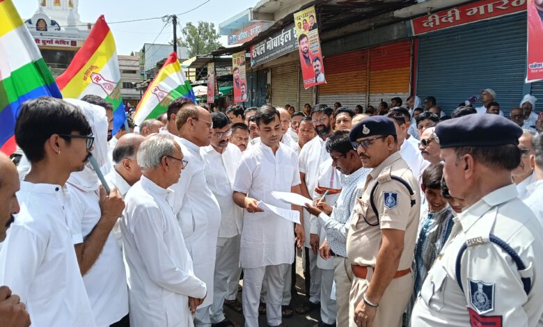 छपारा में रीवा दुर्घटना के विरोध में मौन रैली निकालते सकल दिगम्बर जैन समाज के सदस्य