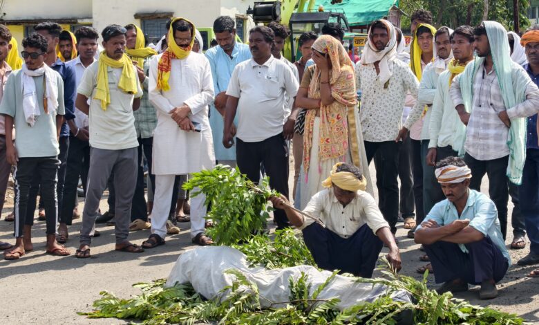 घंसौर डंपर हादसा के बाद क्षतिग्रस्त पिकअप वाहन और प्रदर्शन करते ग्रामीण