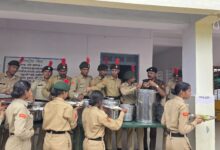 एनसीसी कैंप में गूंजा अनुशासन और राष्ट्रसेवा का जज़्बा | Dainik Yashonnati एनसीसी प्रशिक्षण कैंप में प्रशिक्षण लेते कैडेट्स एवं सम्मानित छात्राएं