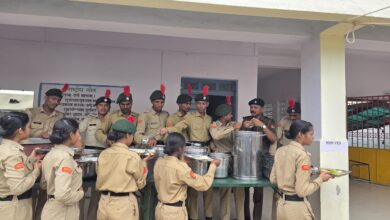 एनसीसी कैंप में गूंजा अनुशासन और राष्ट्रसेवा का जज़्बा | Dainik Yashonnati एनसीसी प्रशिक्षण कैंप में प्रशिक्षण लेते कैडेट्स एवं सम्मानित छात्राएं