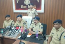 सिवनी के लखनादौन में पुलिस द्वारा पकड़ा गया गांजा और जब्त स्विफ्ट डिजायर वाहन।