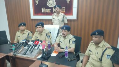 नागपुर से भोपाल ले जाई जा रही थी गांजे की खेप, कार की सीट के नीचे बने गुप्त चैम्बर से बरामद हुआ मादक पदार्थ | Dainik Yashonnati सिवनी के लखनादौन में पुलिस द्वारा पकड़ा गया गांजा और जब्त स्विफ्ट डिजायर वाहन।