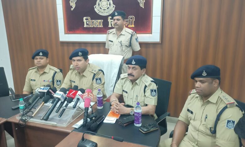सिवनी के लखनादौन में पुलिस द्वारा पकड़ा गया गांजा और जब्त स्विफ्ट डिजायर वाहन।