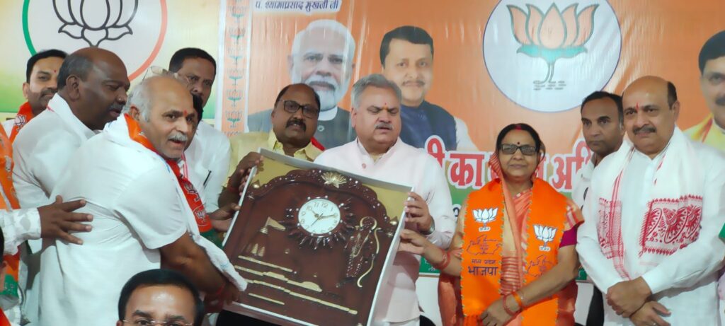 भाजपा संगठनात्मक बैठक में क्षेत्रीय संगठन मंत्री अजय जामवाल ने दिया संगठन विस्तार और जनसंपर्क का मंत्र | Dainik Yashonnati अजय जामवाल सिवनी भाजपा संगठनात्मक बैठक को संबोधित करते हुए