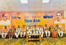 भाजपा जिला कार्यालय में कार्यकारिणी बैठक को संबोधित करते क्षेत्रीय संगठन महामंत्री अजय जामवाल