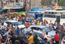 अमरवाड़ा बस स्टैंड पर अव्यवस्थित पार्किंग और यातायात जाम में फंसी यात्री बसें व लोग