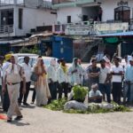 घंसौर डंपर हादसा के बाद क्षतिग्रस्त पिकअप वाहन और प्रदर्शन करते ग्रामीण