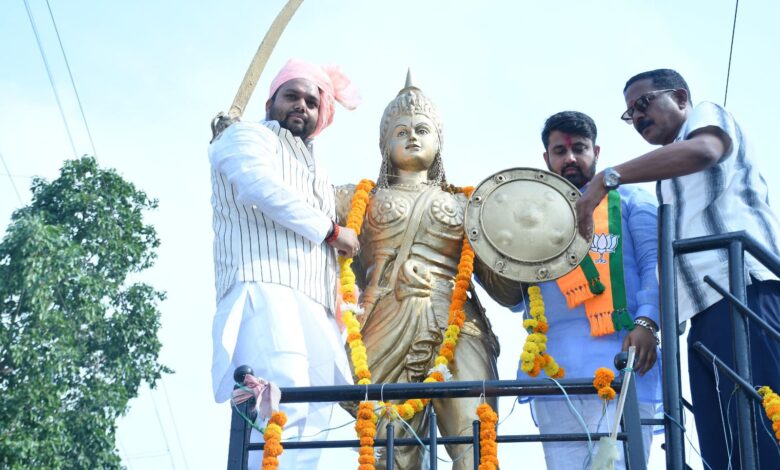 एचडीएफसी बैंक के सामने भाजयुमो प्रदेश अध्यक्ष श्याम टेलर का शुभम राजपूत के नेतृत्व में भव्य स्वागत।