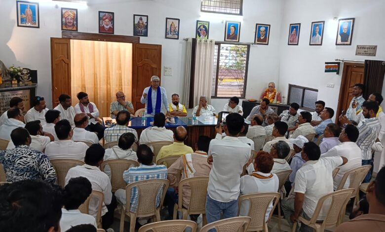 सिवनी इंदिरा भवन में कांग्रेस कार्यकर्ताओं को संबोधित करते राजेन्द्रपाल गौतम