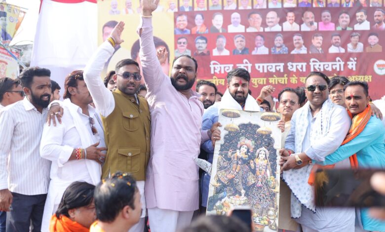 बाहुबली चौक में श्याम टेलर के स्वागत में उमड़ी युवाओं की भीड़