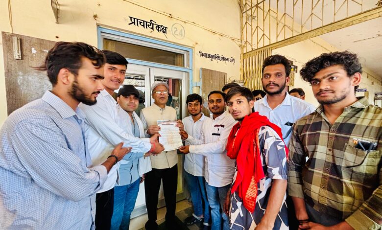सिवनी कॉलेज परीक्षा केंद्र में छात्रों का विरोध और प्रशासनिक लापरवाही