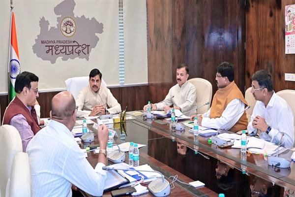 भोपाल में परिवहन विभाग की समीक्षा बैठक लेते मुख्यमंत्री डॉ मोहन यादव