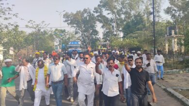 सतीश कुंजाम हत्याकांड को लेकर न्याय की मांग करते परिजन और ग्रामीण